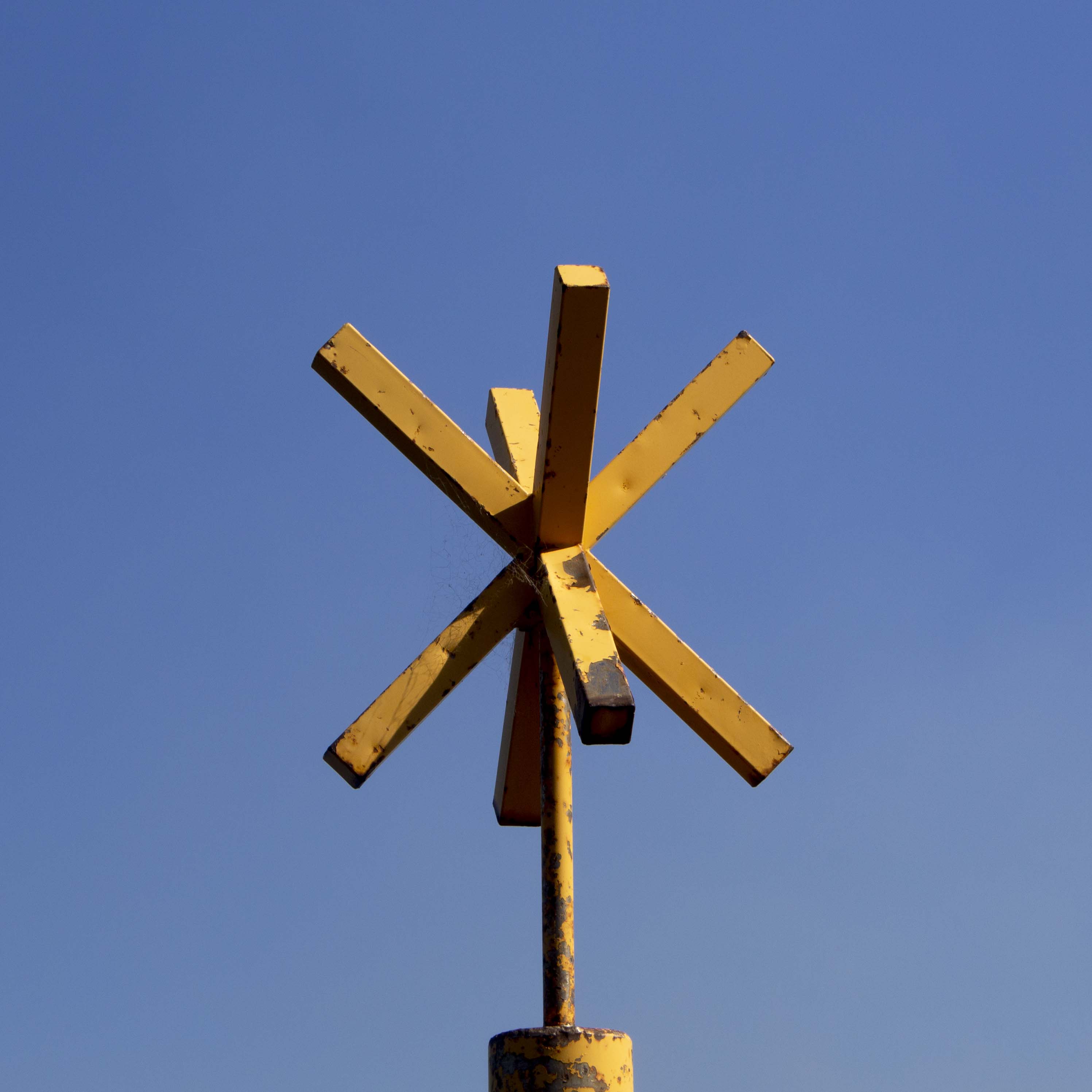 Image of a harbour marker demonstrating 'rules'
